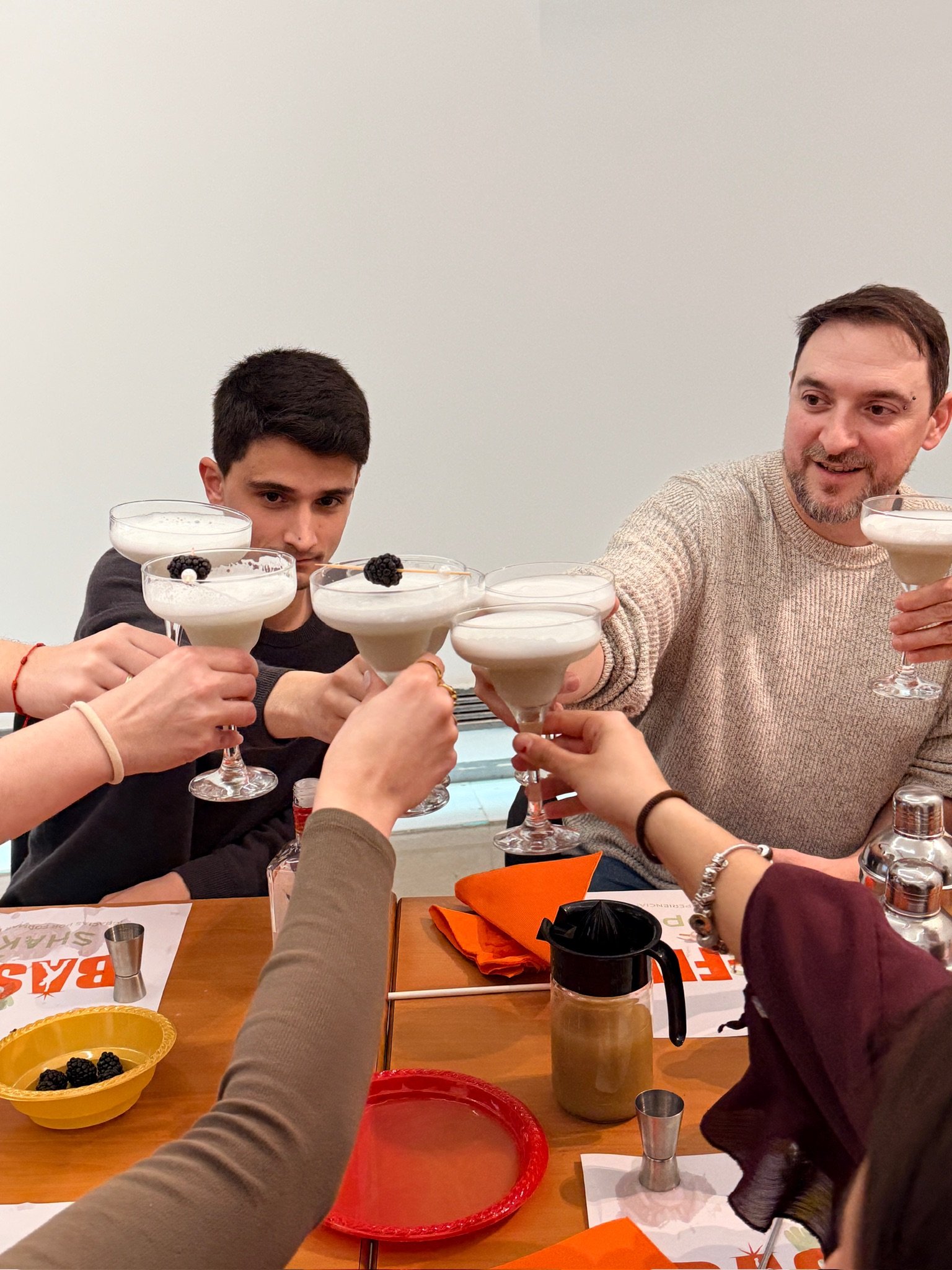 Brindis en un taller de coctelería de Shake&Sipp